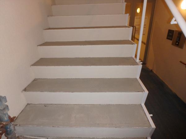 (8)1階　階段シート剥がし・下地調整1